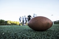 球场边的橄榄球图片大全