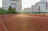 学校操场塑胶跑道图片