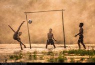 踢足球的男孩们图片