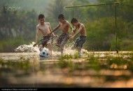 踢足球的男孩们图片