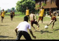 踢足球的男孩们图片