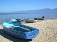 停泊在岸边的小船图片