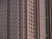 城市里高楼大厦的窗户图片