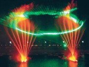 五光十色人工喷泉图片