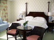 干净舒适的床图片