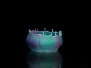 碰撞飞溅出来的陶瓷罐形状水滴图片