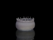 碰撞飞溅出来的陶瓷罐形状水滴图片