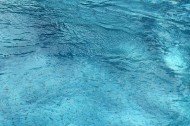 清澈平滑的水面背景图片大全