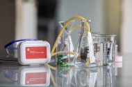 医用急救包烧杯试管图片