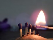 着火的火柴图片