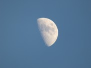 残缺的月亮图片大全