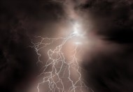 云层下的闪电风景图片