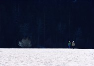 人和美丽雪景图片