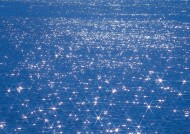 夕阳下的的海面图片