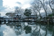 江苏苏州拙政园雪景图片