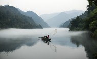 雾漫小东江风景图片