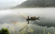 雾漫小东江风景图片