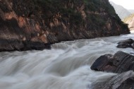 云南虎跳峡风景图片