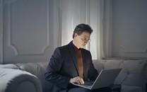 努力工作的人图片