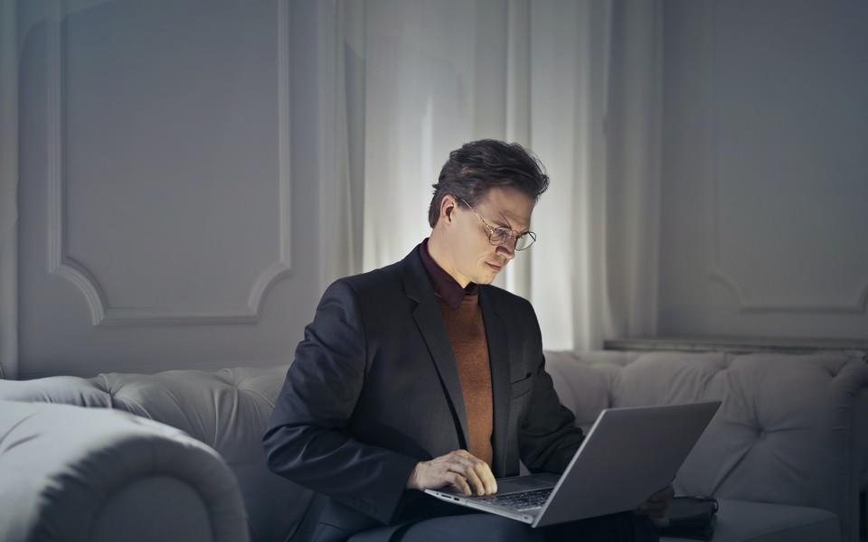 努力工作的人图片