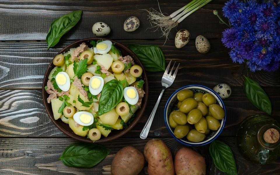 营养丰富的餐桌美食图片
