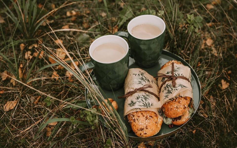 营养丰富的餐桌美食图片