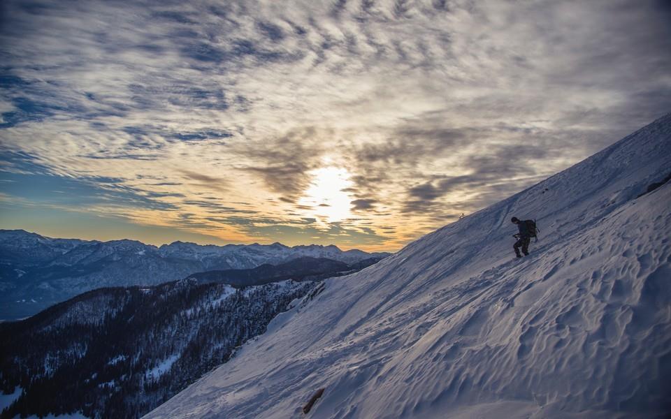 男生旅行中的背影图片1