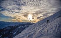 男生旅行中的背影图片1