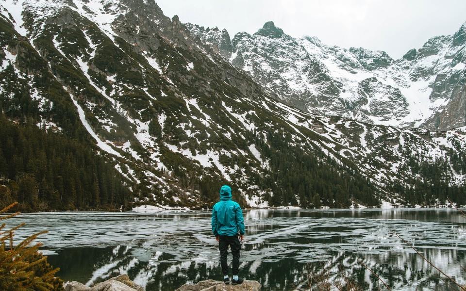 男生旅行中的背影图片1