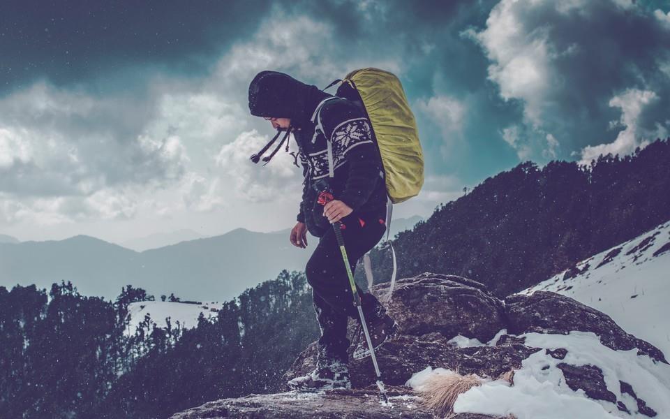 男生旅行中的背影图片1