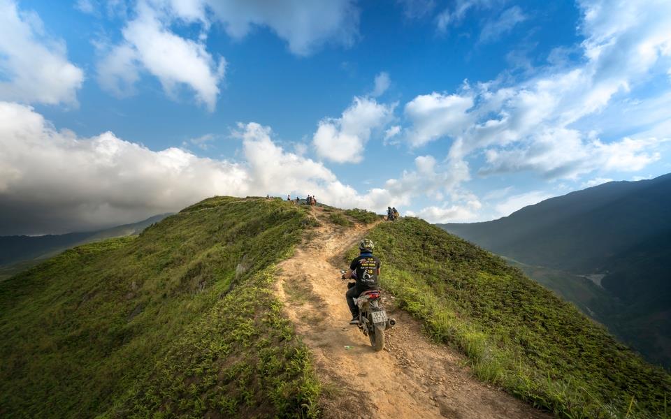 男生旅行中的背影图片1
