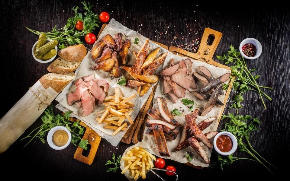 营养丰富的餐桌美食图片