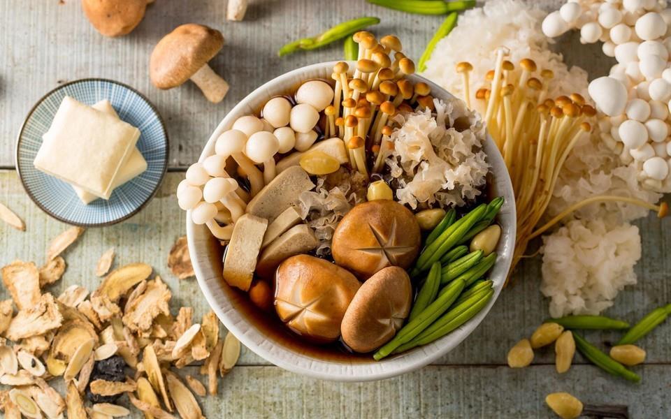 营养丰富的餐桌美食图片