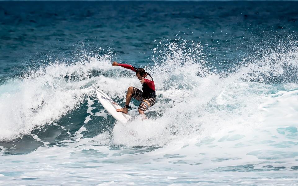 海边冲浪极限运动图片