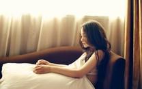 忧郁光脚美女图片