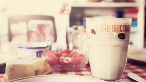 温暖浓郁的咖啡杯高清图片