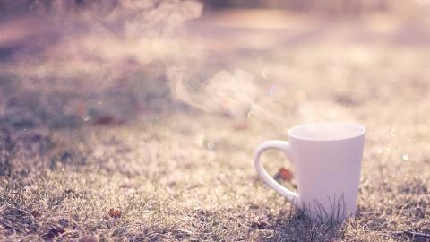 温暖浓郁的咖啡杯高清图片