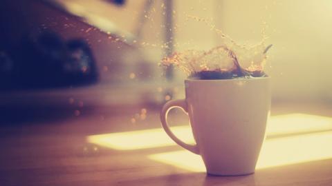 温暖浓郁的咖啡杯高清图片