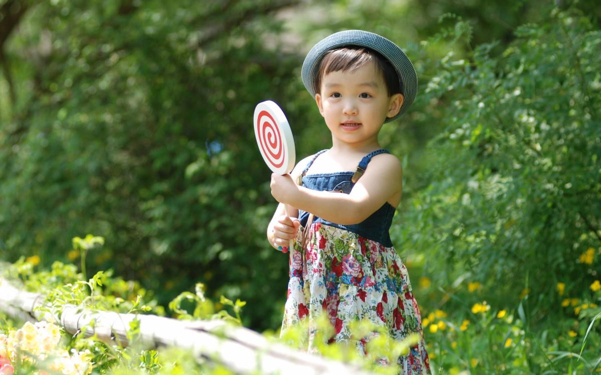 可爱宝贝户外摄影图片