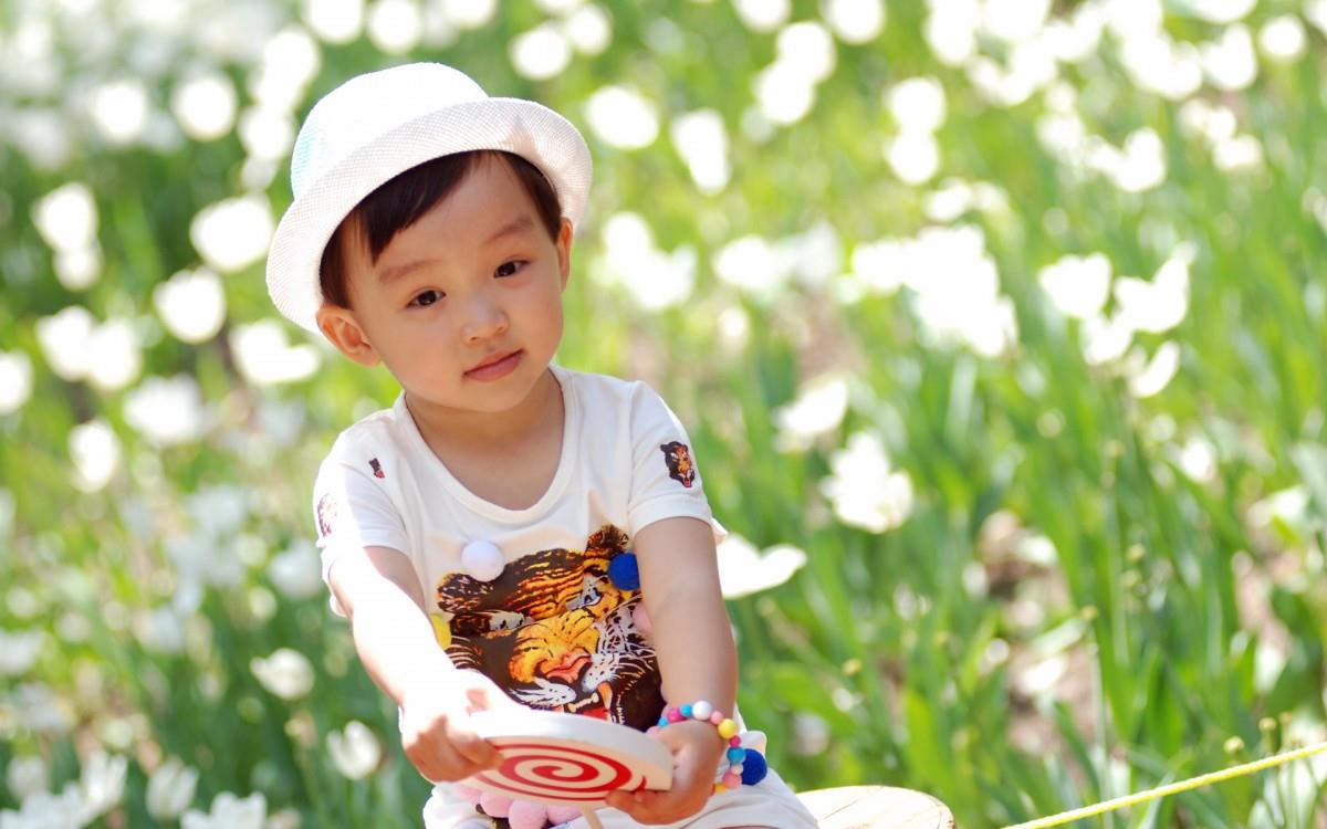 可爱宝贝户外摄影图片