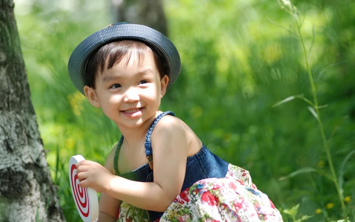 可爱宝贝户外摄影图片