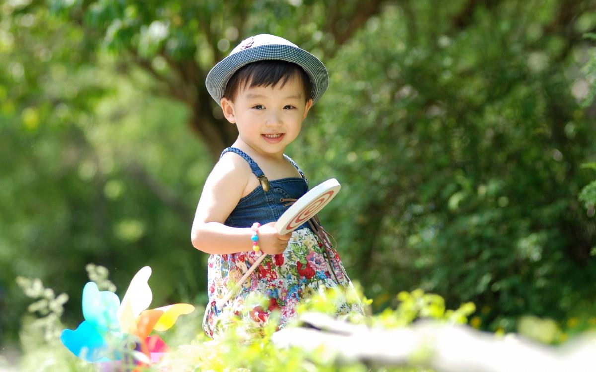 可爱宝贝户外摄影图片