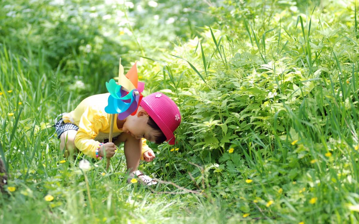 可爱宝贝户外摄影图片