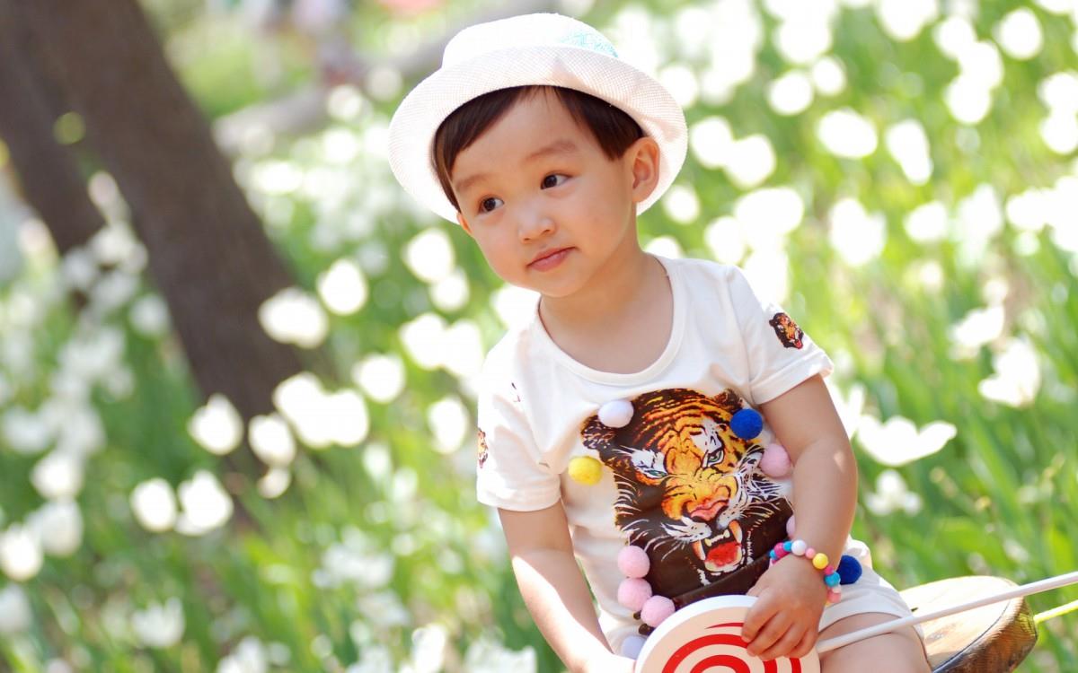 可爱宝贝户外摄影图片