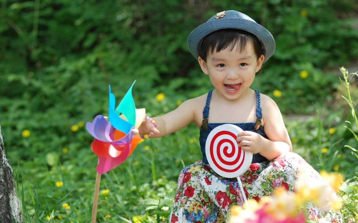 可爱宝贝户外摄影图片