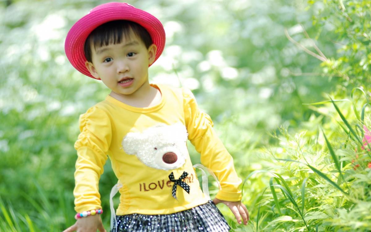 可爱宝贝户外摄影图片