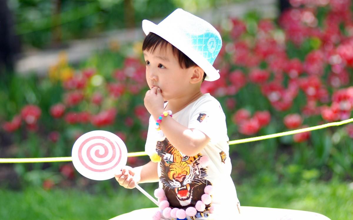 可爱宝贝户外摄影图片