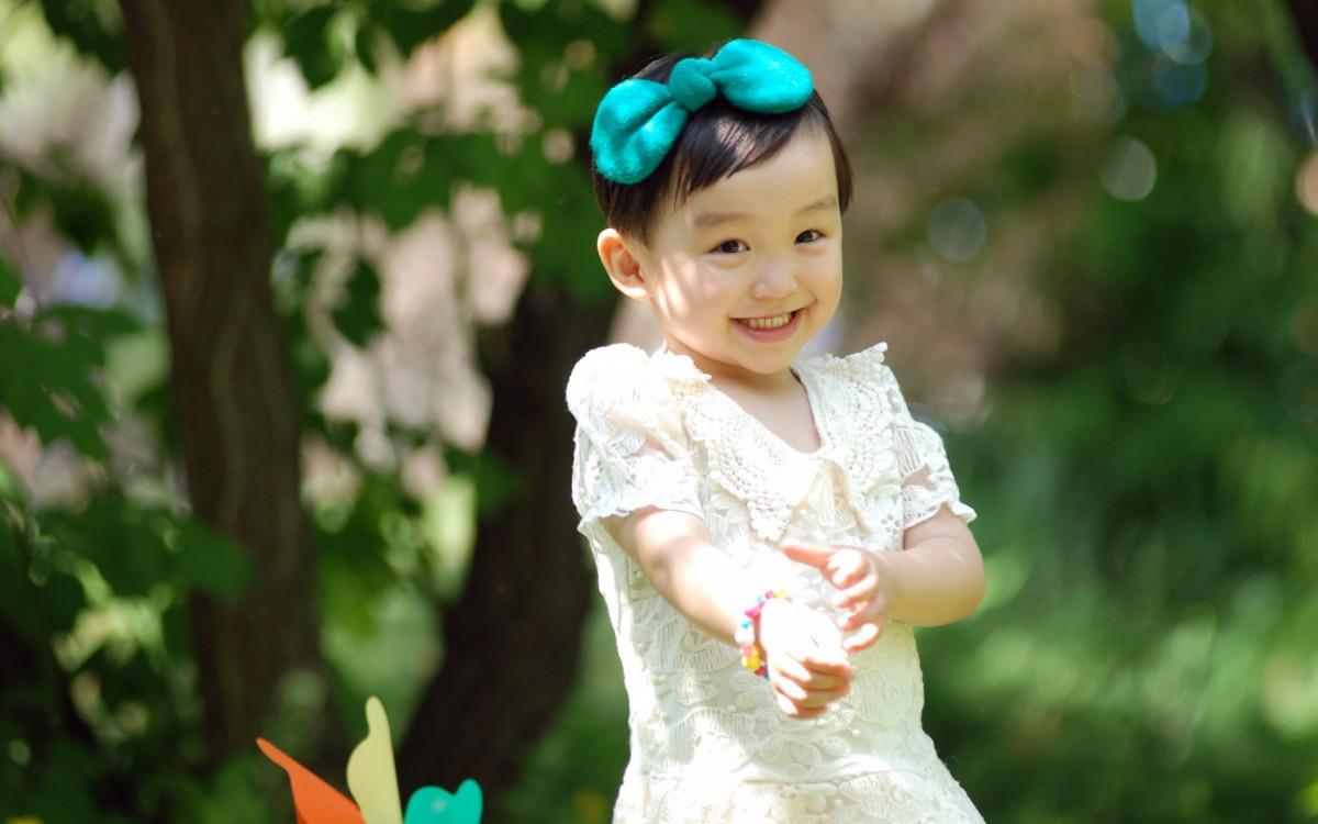 可爱宝贝户外摄影图片