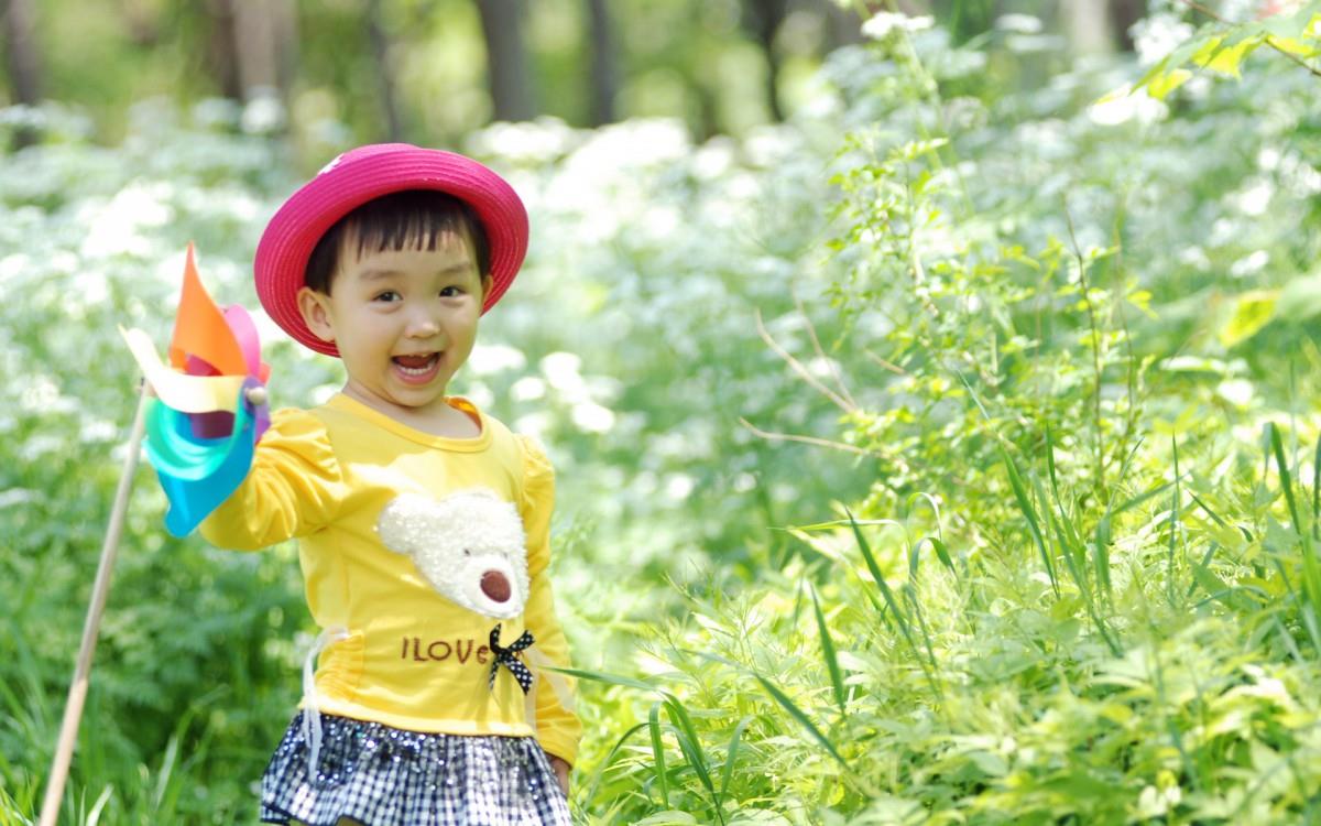 可爱宝贝户外摄影图片