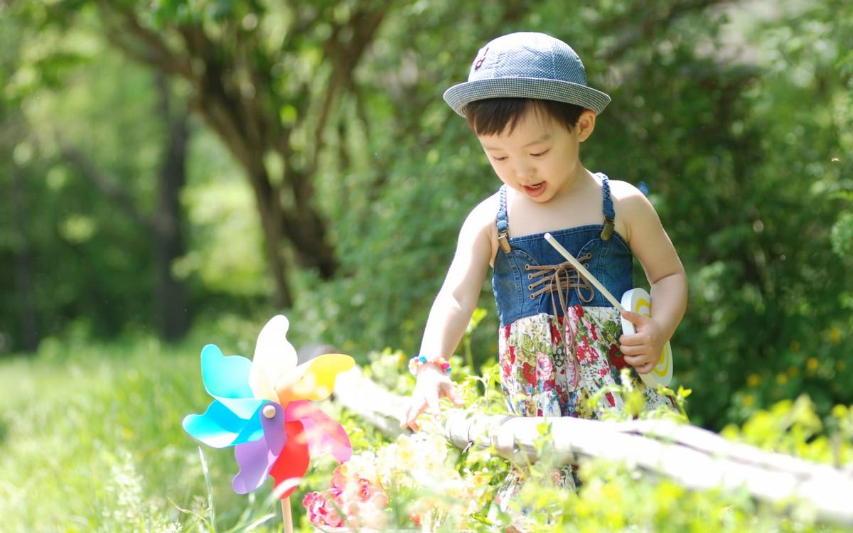 可爱宝贝户外摄影图片